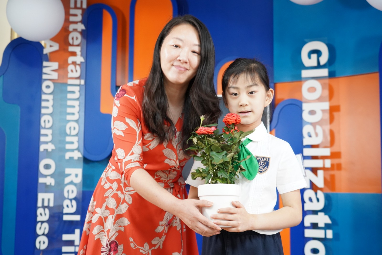 陸校長授花.JPG