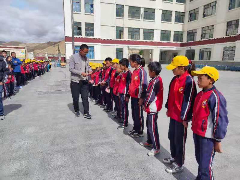 1631511759710268.jpg 西藏校長親自發(fā)款.JPG